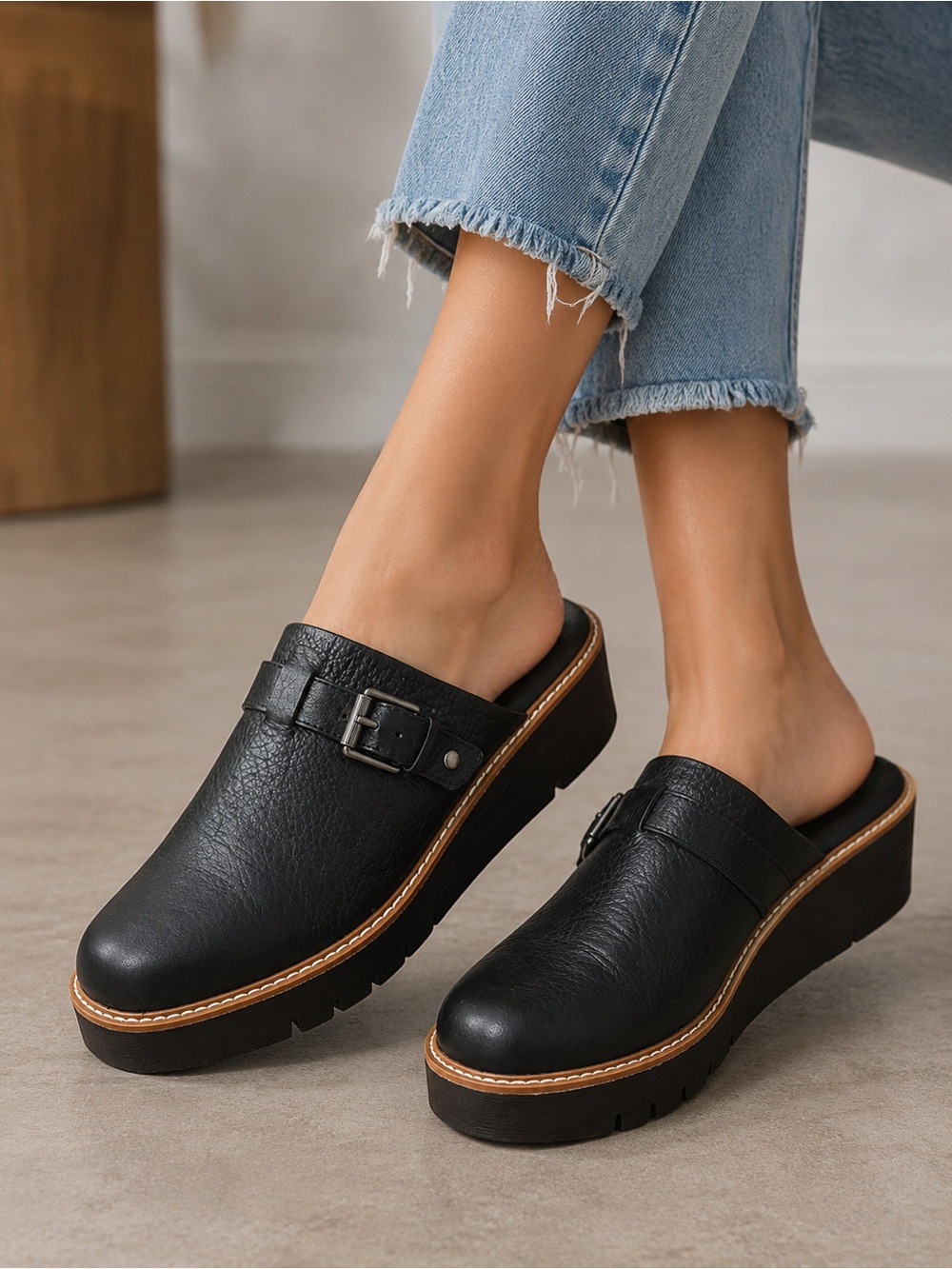 Naturalizer Women's Wayde  Slip-on Clog Leather shoes- Black Size 7.5